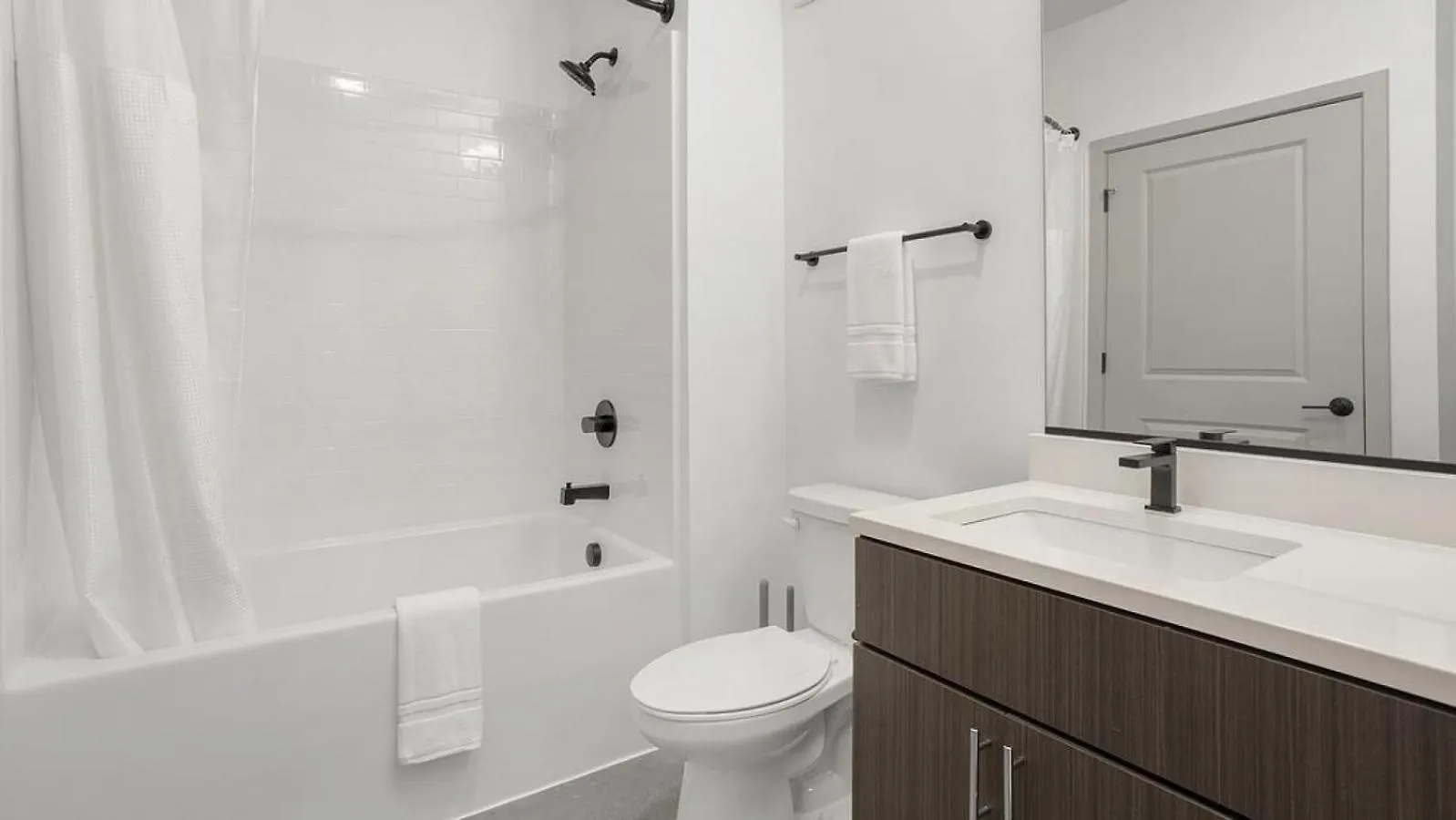 Landing Modern Apartment With Amazing Amenities リッチモンド