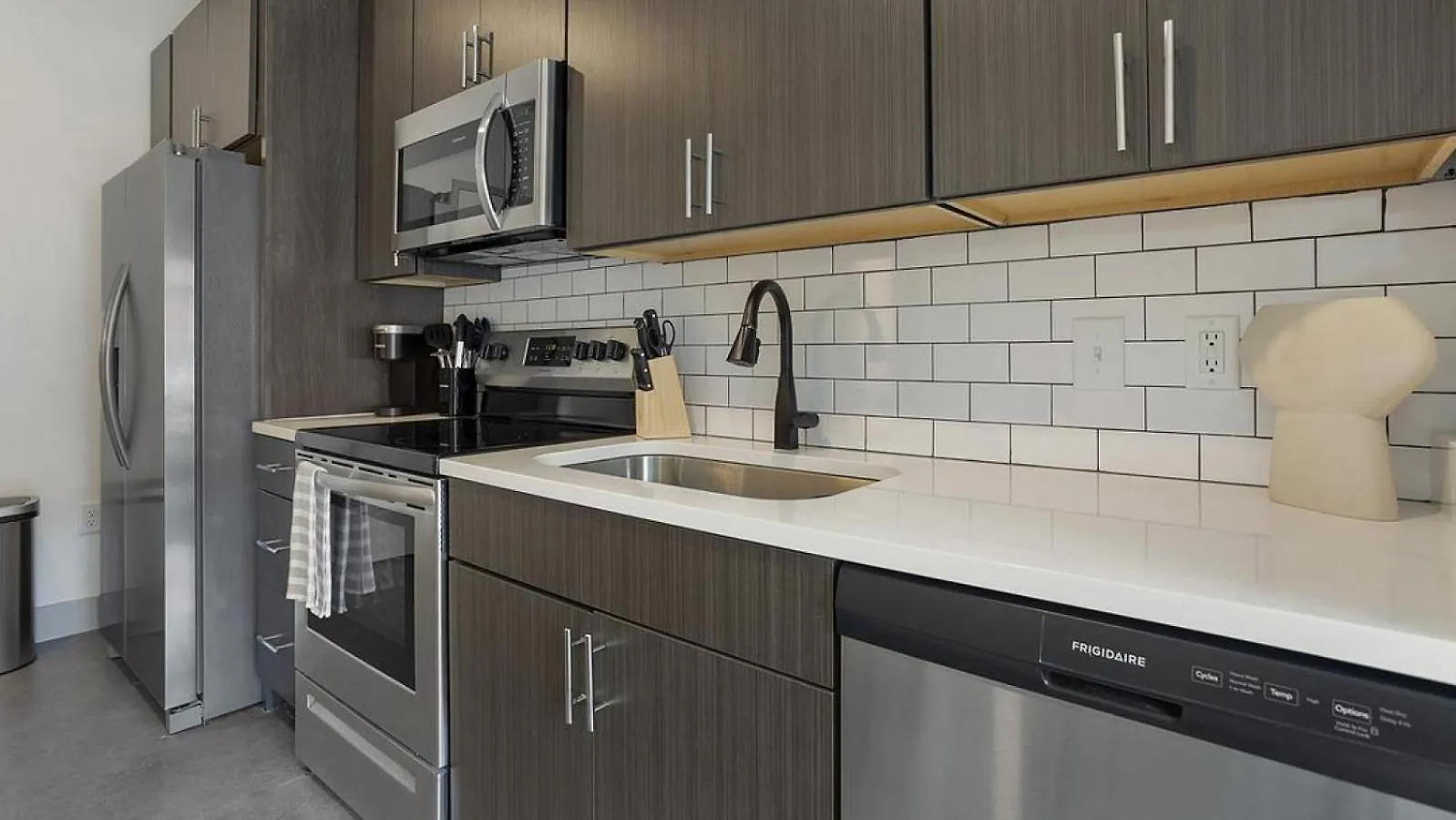 Landing Modern Apartment With Amazing Amenities リッチモンド